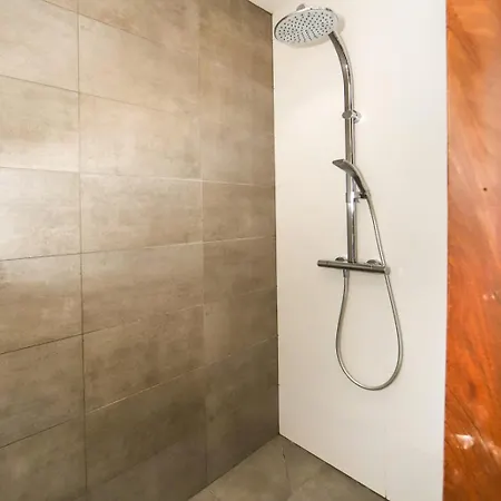 Contemporaine Piscine A Debordement Villa