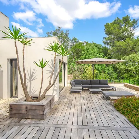 Contemporaine Piscine A Debordement Villa *