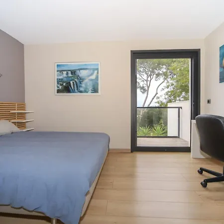 Contemporaine Piscine A Debordement