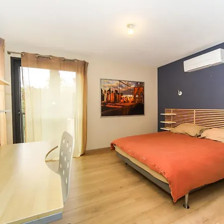Contemporaine Piscine A Debordement Villa