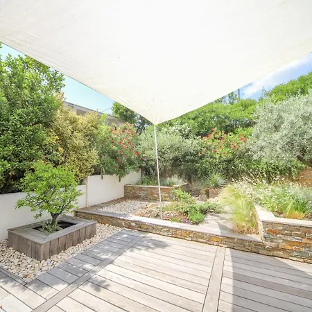 Contemporaine Piscine A Debordement Villa *