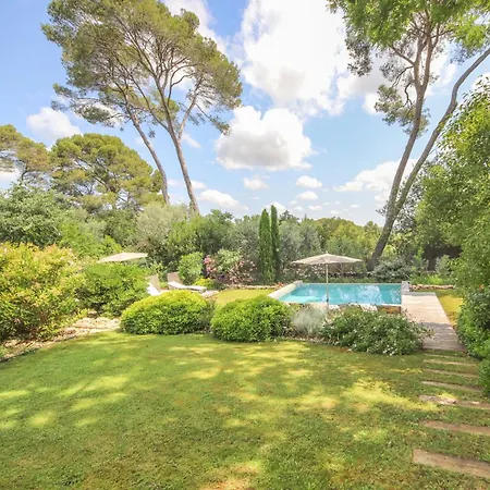 Contemporaine Piscine A Debordement Villa