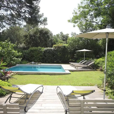 Contemporaine Piscine A Debordement Montpellier